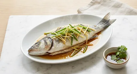 Ångad havsabborre med ingefära och salladslök