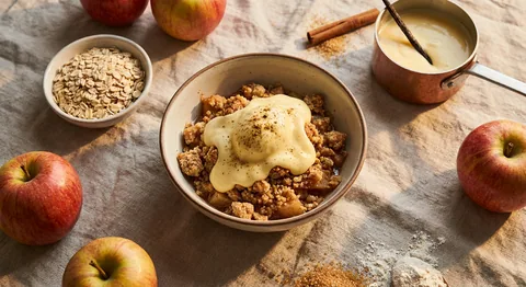Äppelcrumble med kardemumma och vaniljsås