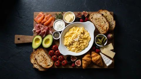 Brunchplatta med äggröra och tillbehör