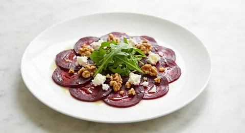 Carpaccio på rödbetor med chèvre och valnötter