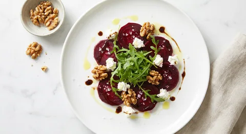 Gravad rödbeta med chèvre och valnötter