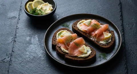 Gravlaxtoast med pepparrotssmör