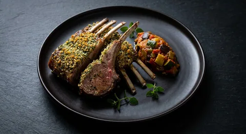 Grillad lammrack med örtskorpa och ratatouille