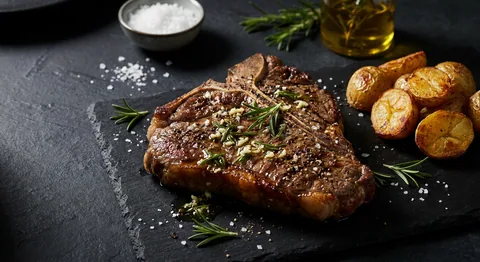 Grillad T-bone med rosmarinolja och ugnsrostad potatis