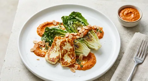 Grillad halloumi med romesco och grillad sallad