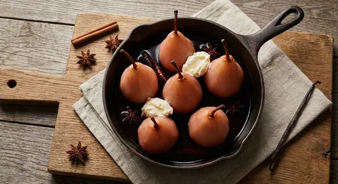 Rödvinspocherade päron med mascarpone
