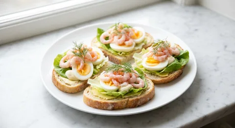 Räksmörgåsar med rhod-sallad och dill