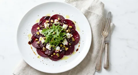 Rödbetscarpaccio med chèvre och pistagenötter