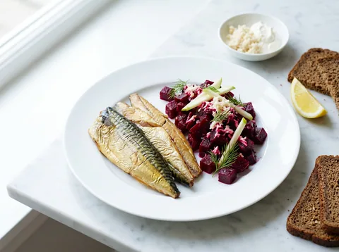 Rökt makrill med rödbetssallad och pepparrot