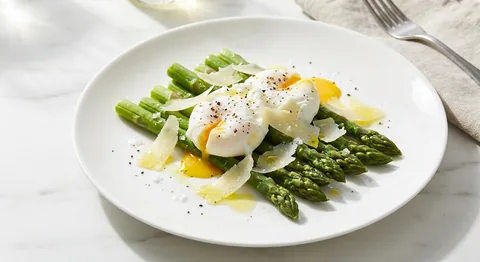 Sparrissallad med pocherat ägg och parmesan