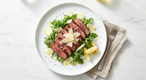 Tagliata di manzo med rucola och parmesan
