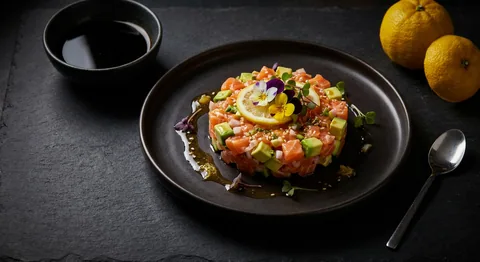 Laxtartare med avokado och yuzu