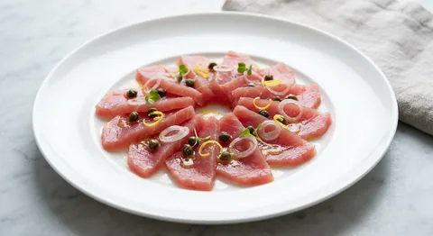 Tonfiskcarpaccio med kapris och citronvinaigrette