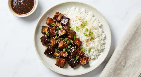 Sesamglaserad aubergine med ris